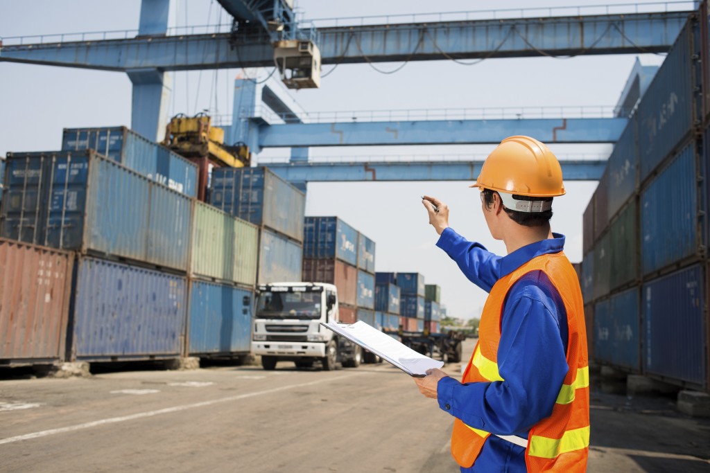 Image of a port inspector controlling cargo distribution